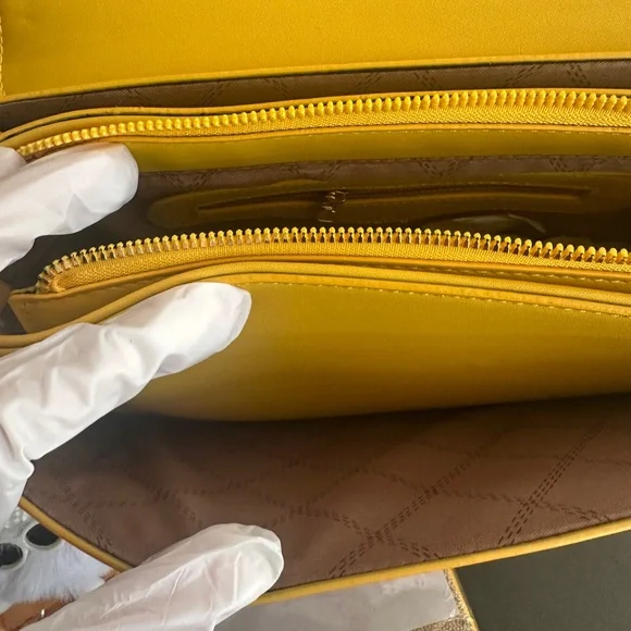 Chic Yellow Canvas Shoulder/Cross Body with Gold Hardware & Bonus Straps BNWT - Picture 15 of 17